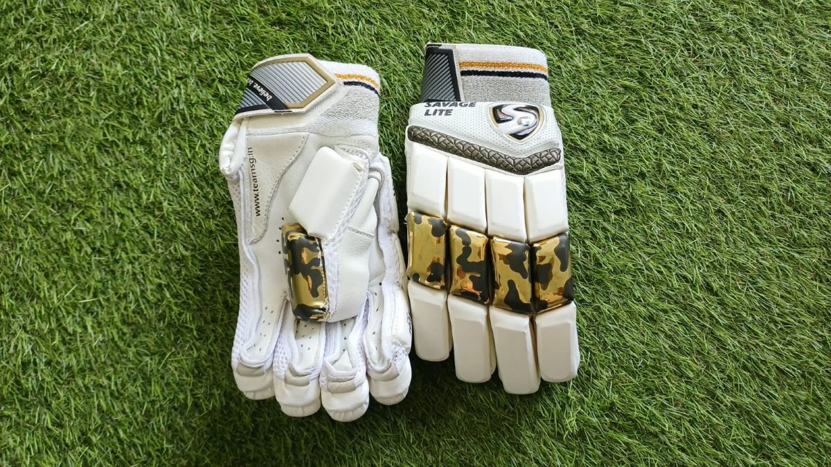 SG Savage Lite Batting Gloves — youth — LH