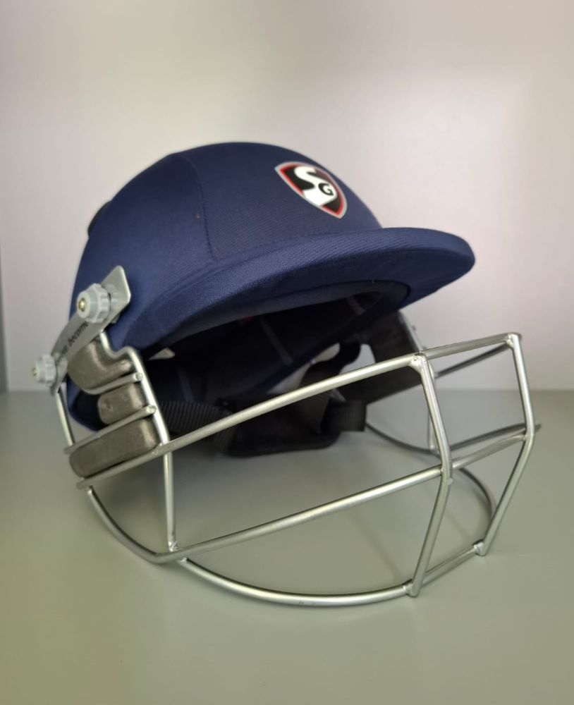 SG Savage Lite Cricket Helmet — Meduim